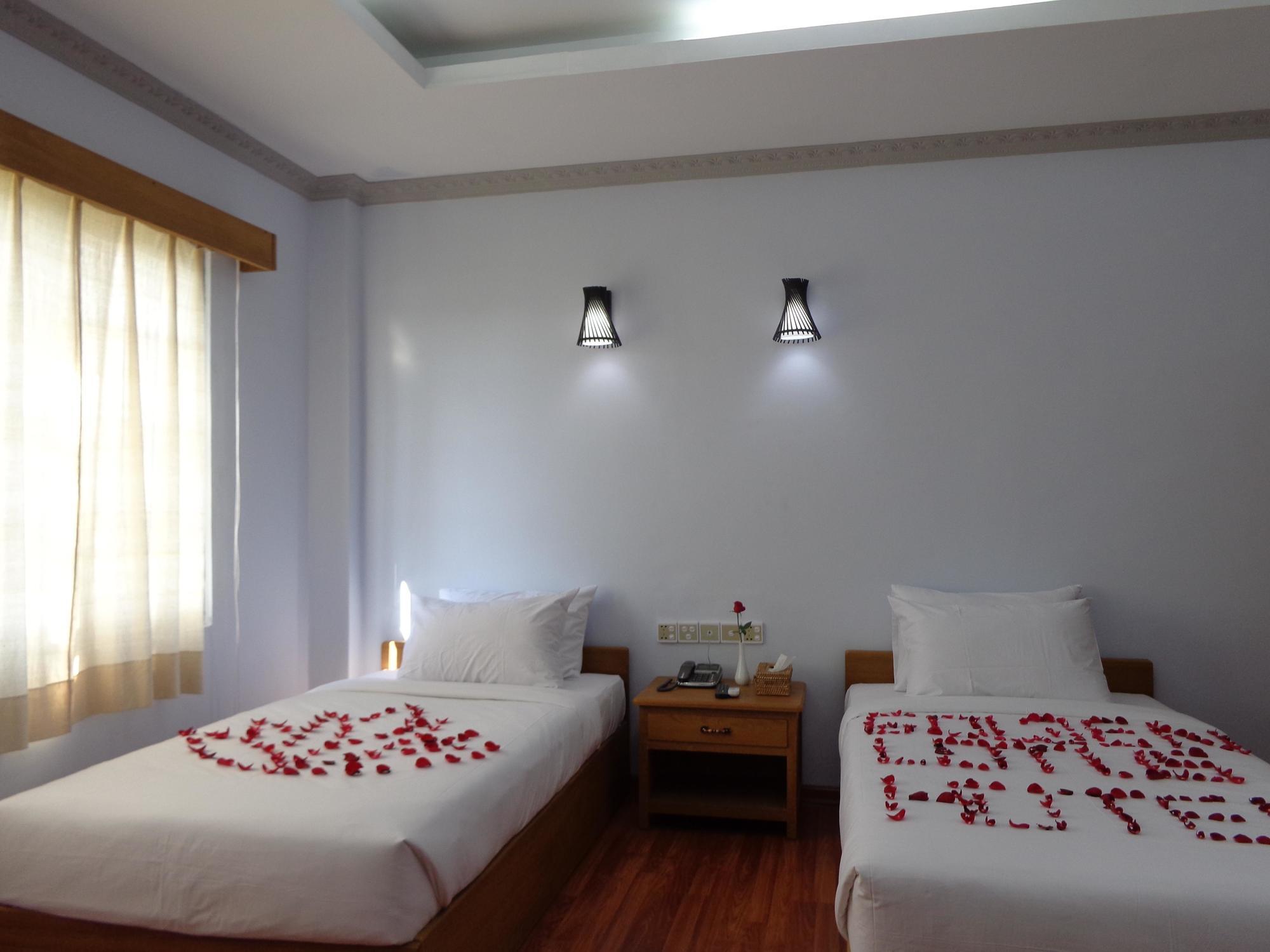 ניאונגשווה Golden Lotus Inle Hotel מראה חיצוני תמונה