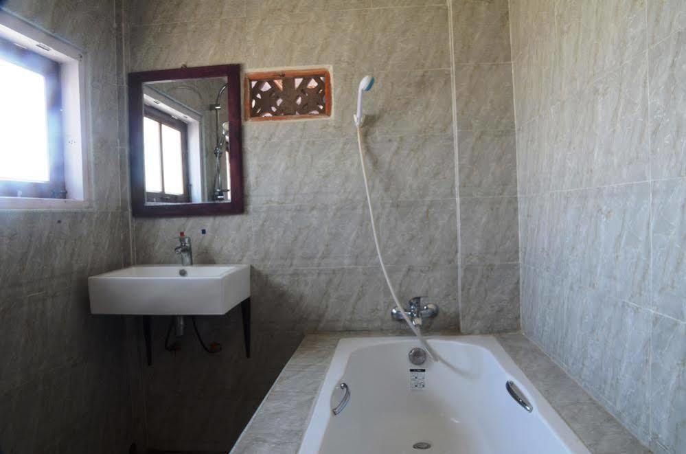 ניאונגשווה Golden Lotus Inle Hotel מראה חיצוני תמונה